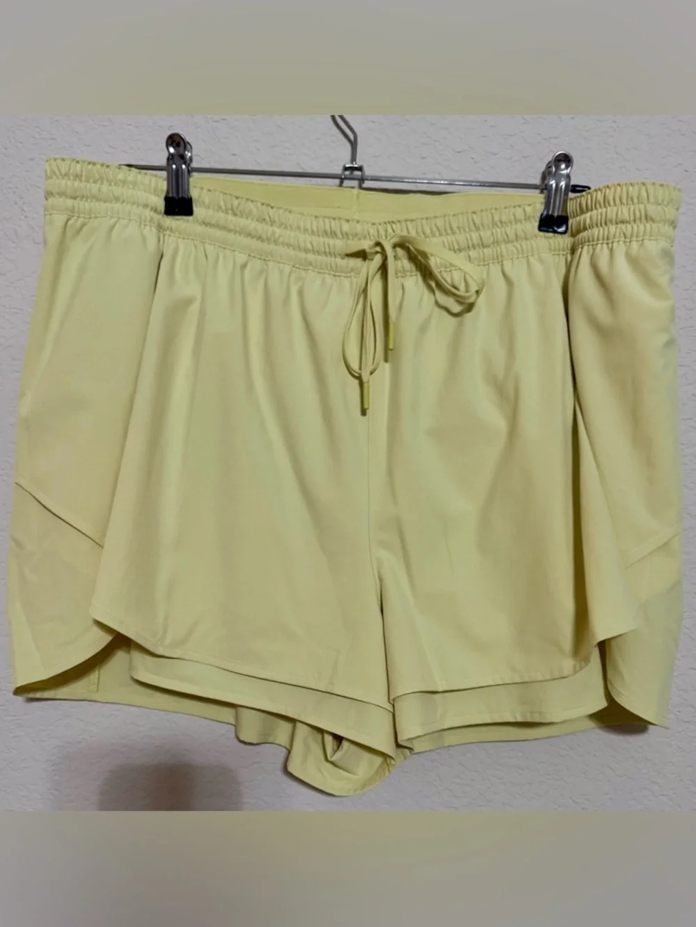 Calia Womens Size XL
Step Up Inner Brief High-Rise 3" Inseam Shorts Yellow/Green - Picture 8 of 8